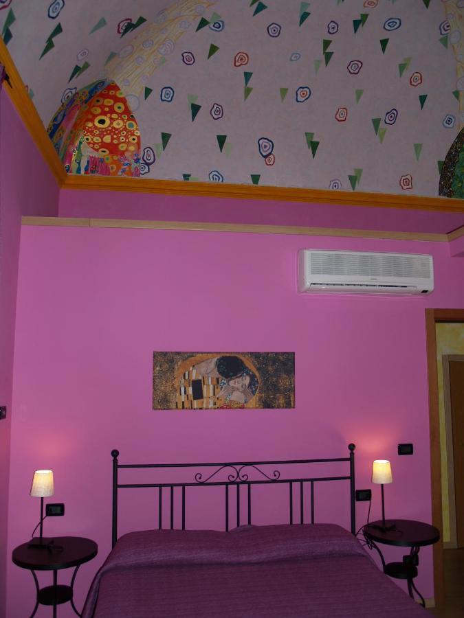 Ghiro Ghiotto Bed & Breakfast Пиетра Лигуре Екстериор снимка